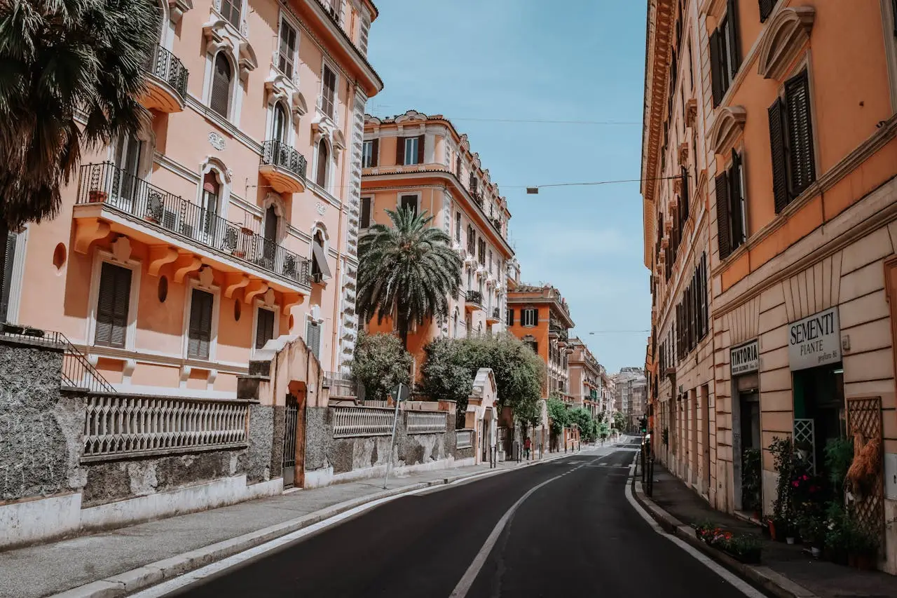 strada con palazzi storici